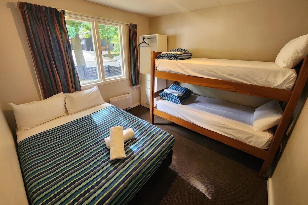 WiFi (free), bed sheets