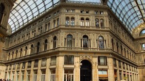 Un grand bâtiment à l’architecture riche et élaborée, doté d’un toit de verre et de nombreuses arcades.