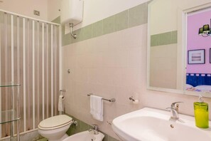 Standard Double Room | Bathroom | Shower, hair dryer, bidet, towels - B&B Augusteo (Naples)