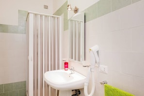 Standard-Doppelzimmer (2) | Badezimmer | Dusche, Haartrockner, Bidet, Handtücher