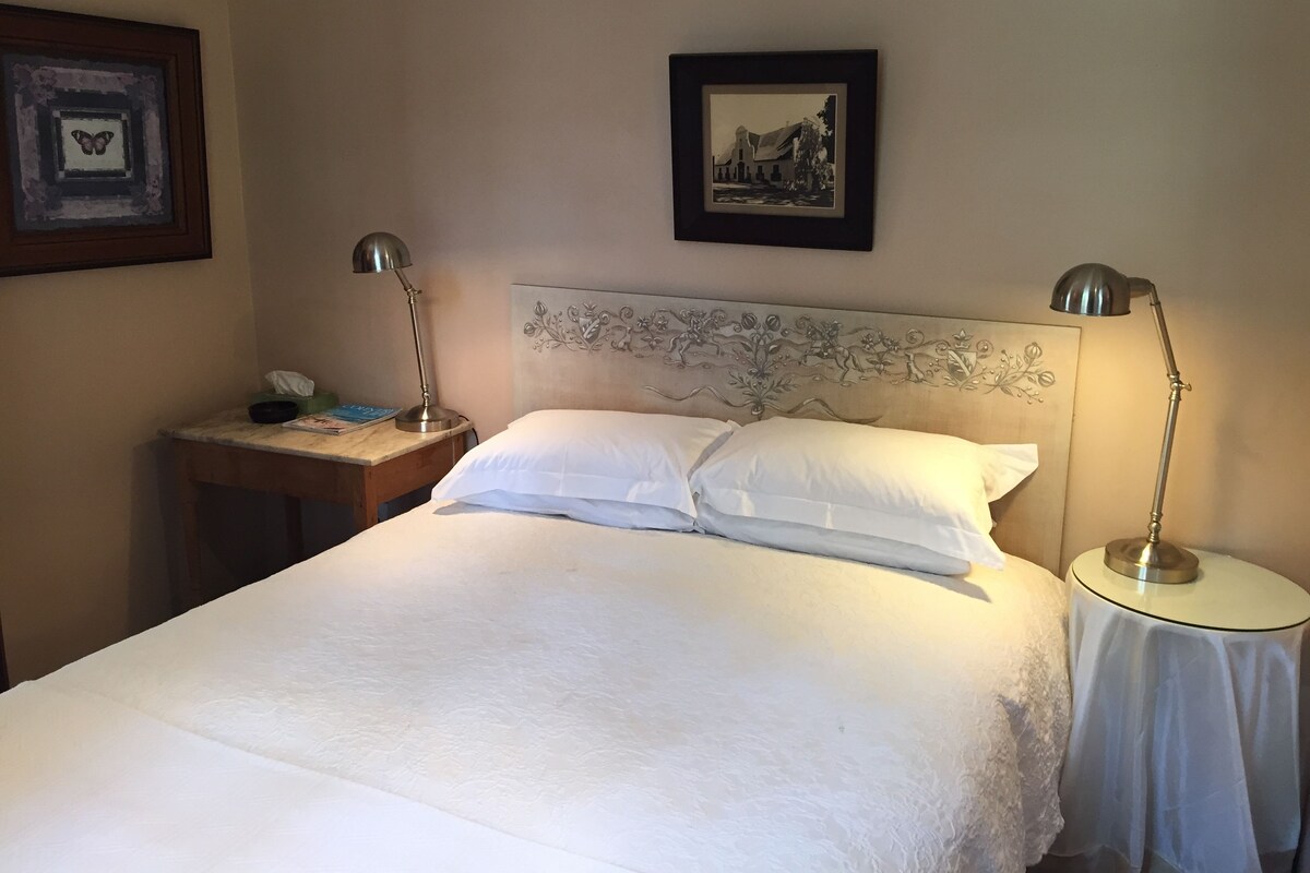 Suite (Stables 1) | Woonkamer | Televisie
