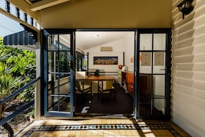 ฝ่ายต้อนรับ