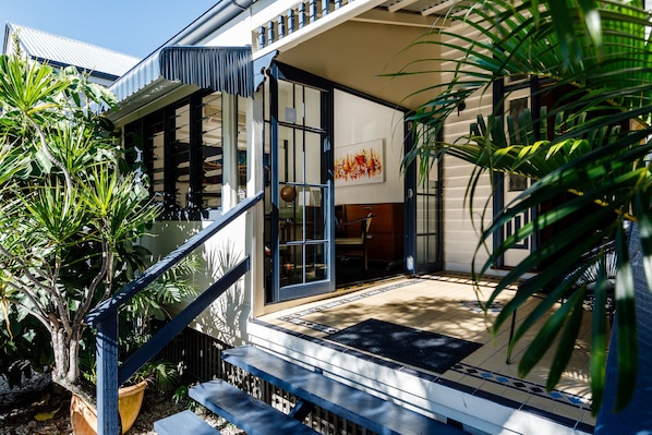 ฝ่ายต้อนรับ