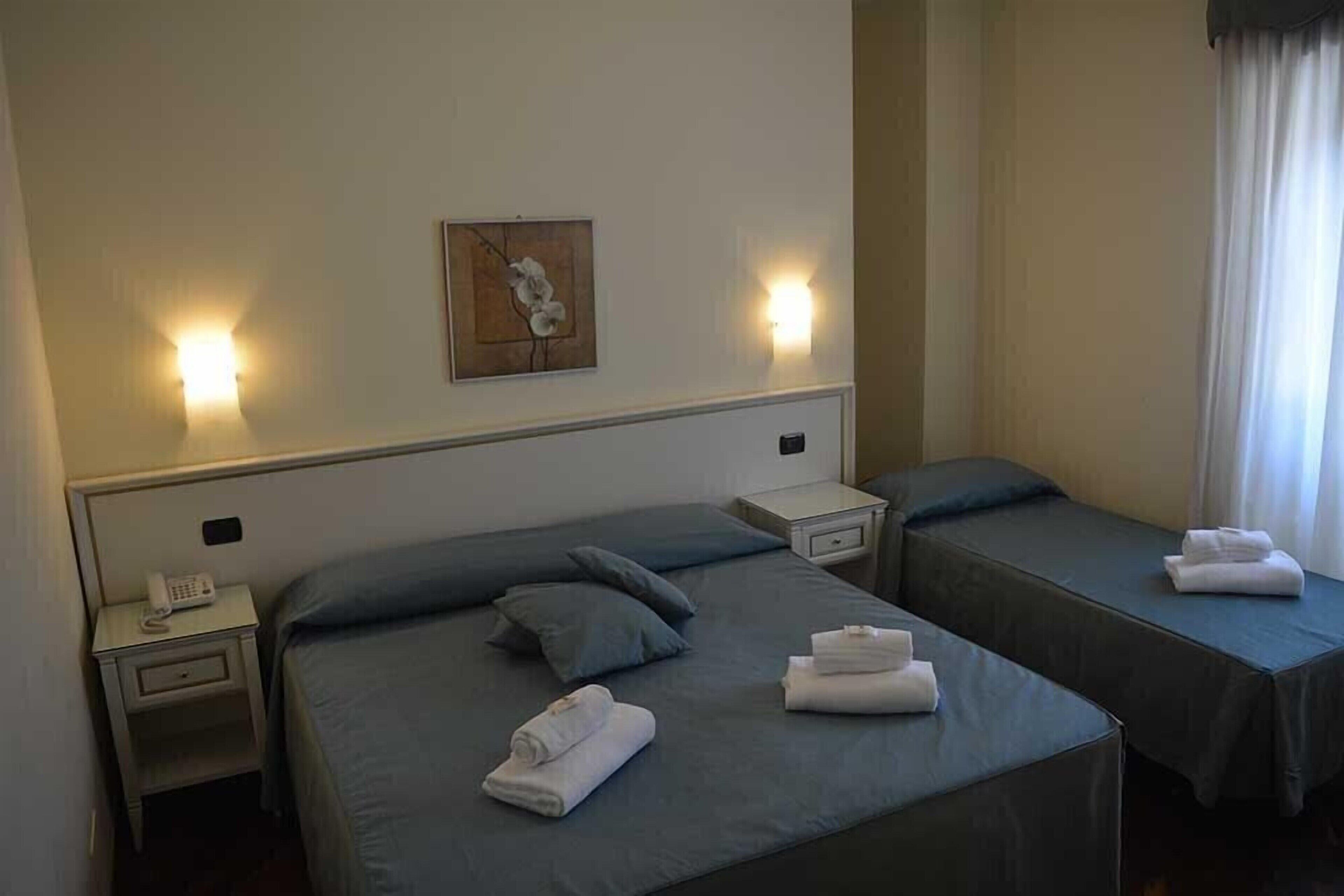 Frigobar, cofres nos quartos, escrivaninha, quartos à prova de som