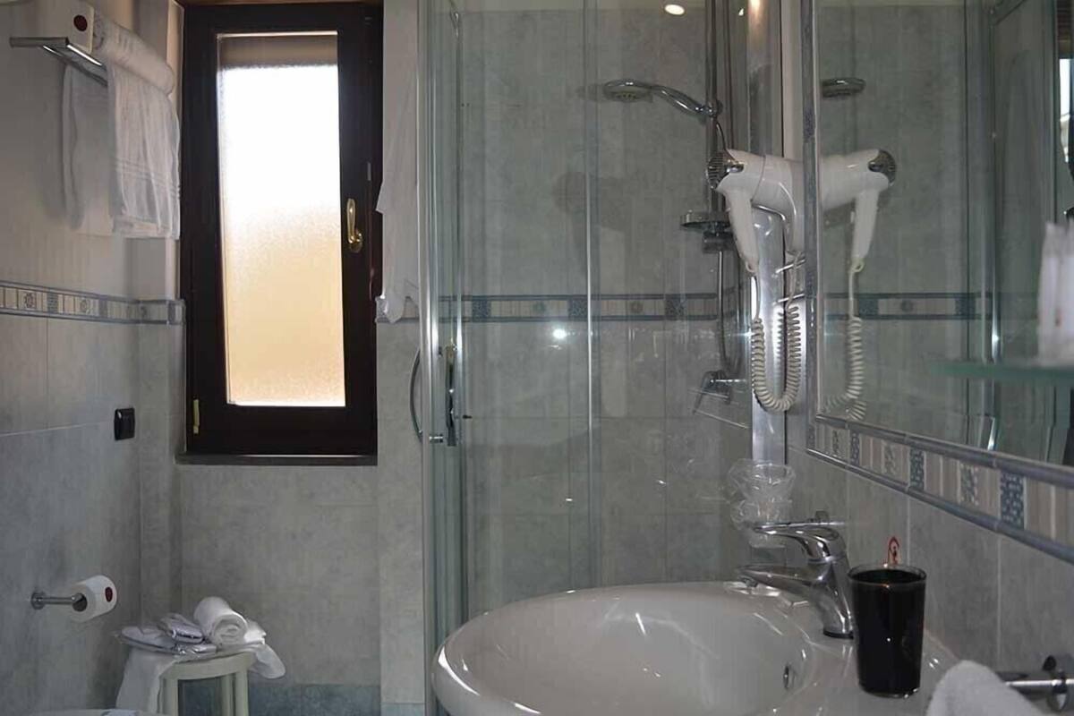 shower, free toiletries, hair dryer, bidet