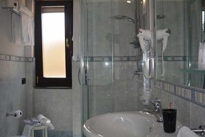 Shower, free toiletries, hair dryer, bidet - Costa Hotel (Pompei)