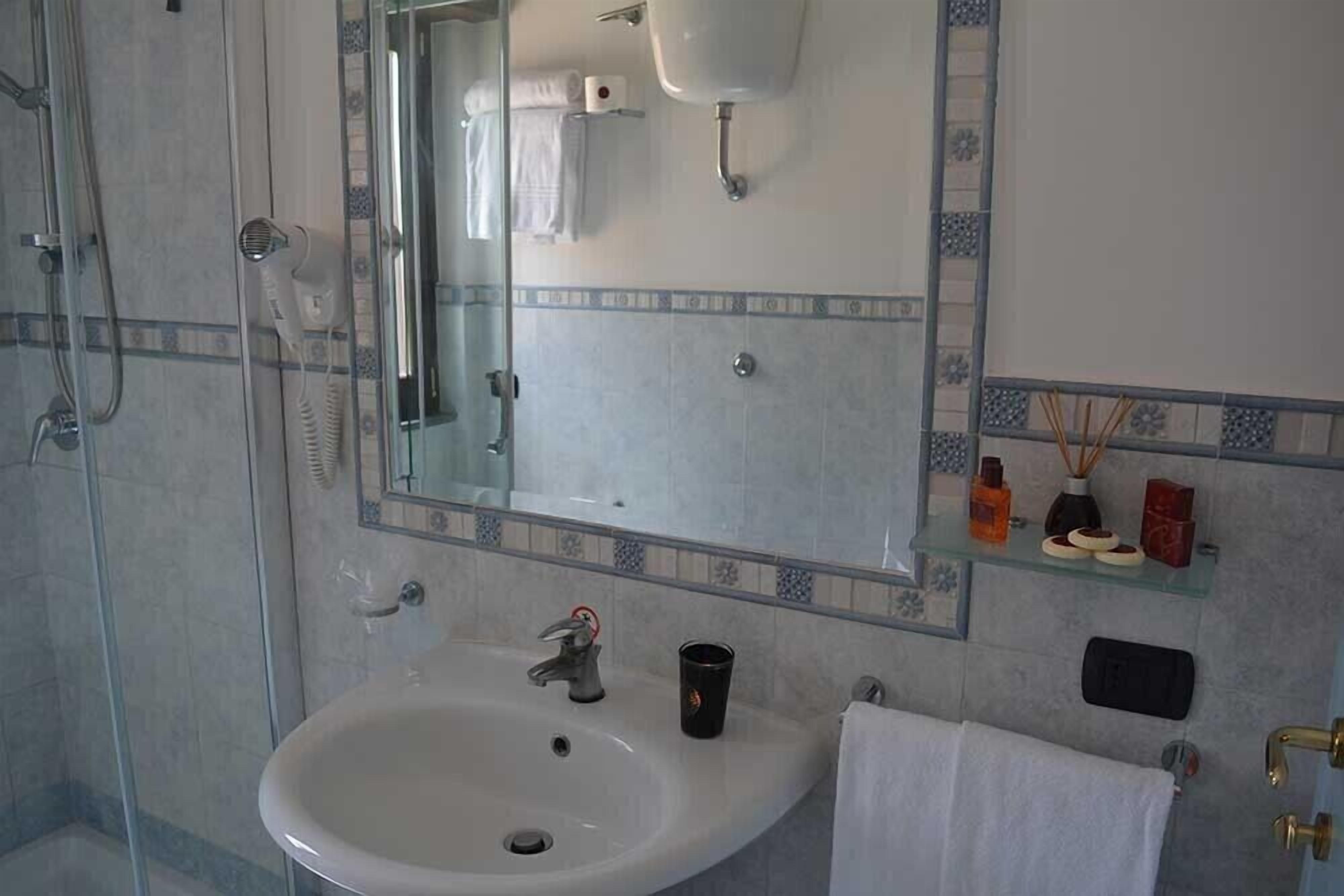 standard single room | bathroom sink