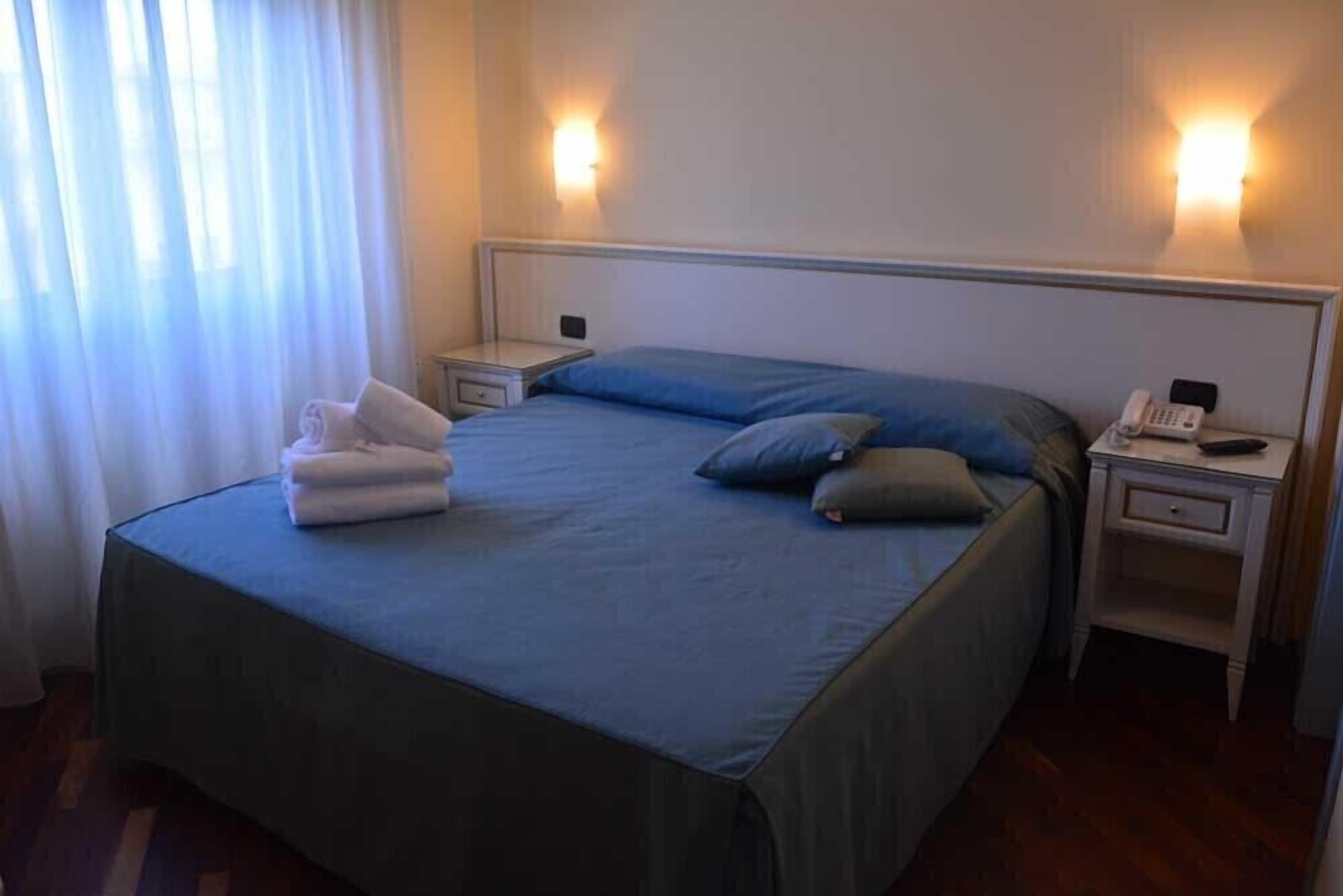 standard double room | minibar, in-room safe, desk, soundproofing