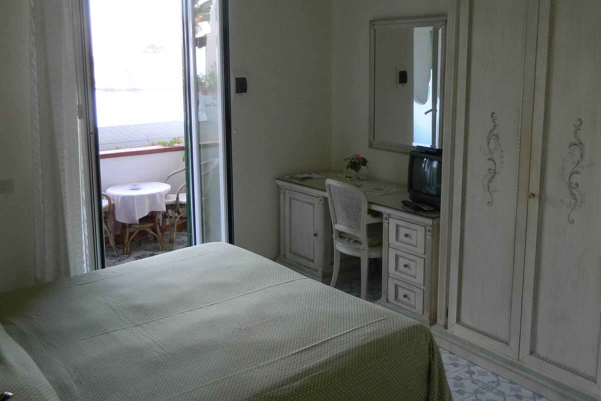 Double Room Single Use | Minibar, in-room safe, desk, cots/infant beds