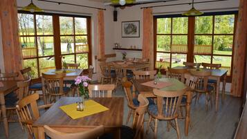 Illallinen, paikallinen keittiö, näkymät puutarhaan