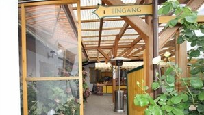 A wooden structure with a sign reading "EINGANG" (entrance). - Reethäuser auf Rügen (Mönchgut-Granitz)