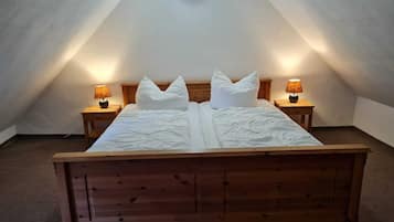 Standard Apartment, 2 Bedrooms (Cleaning Fees 110 EUR not included) | Ylelliset vuodevaatteet, untuvapeitot, memory foam -patjalliset sängyt