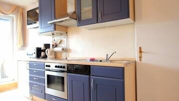 Standard Apartment, 2 Bedrooms (Cleaning Fees 110 EUR not included) | Cocina privada | Periquera