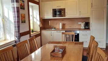 Standard Apartment, 3 Bedrooms (Cleaning Fees 110 EUR not included) | Makan dalam bilik