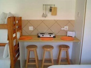 Fridge, microwave, stovetop, coffee/tea maker - Stemar Self Catering Guest House (Graaff-Reinet)