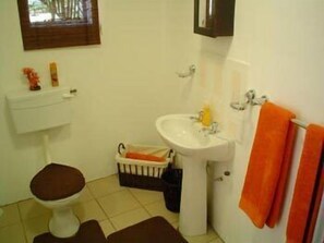 Free toiletries, towels, shampoo, toilet paper - Stemar Self Catering Guest House (Graaff-Reinet)