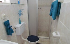 Free toiletries, towels, shampoo, toilet paper - Stemar Self Catering Guest House (Graaff-Reinet)
