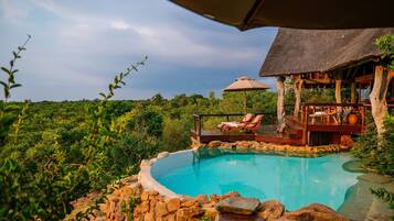 Piscine extérieure, parasols de plage, chaises longues