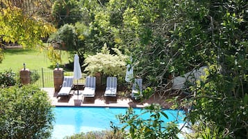 Piscine extérieure, parasols de plage, chaises longues