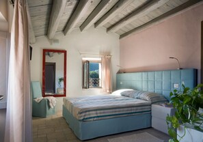 ห้องซูพีเรียดับเบิลหรือทวิน, วิวทะเลสาบ | มินิบาร์, ตกแต่งพิเศษโดยเฉพาะ, โต๊ะทำงาน, ผ้าม่านกันแสง