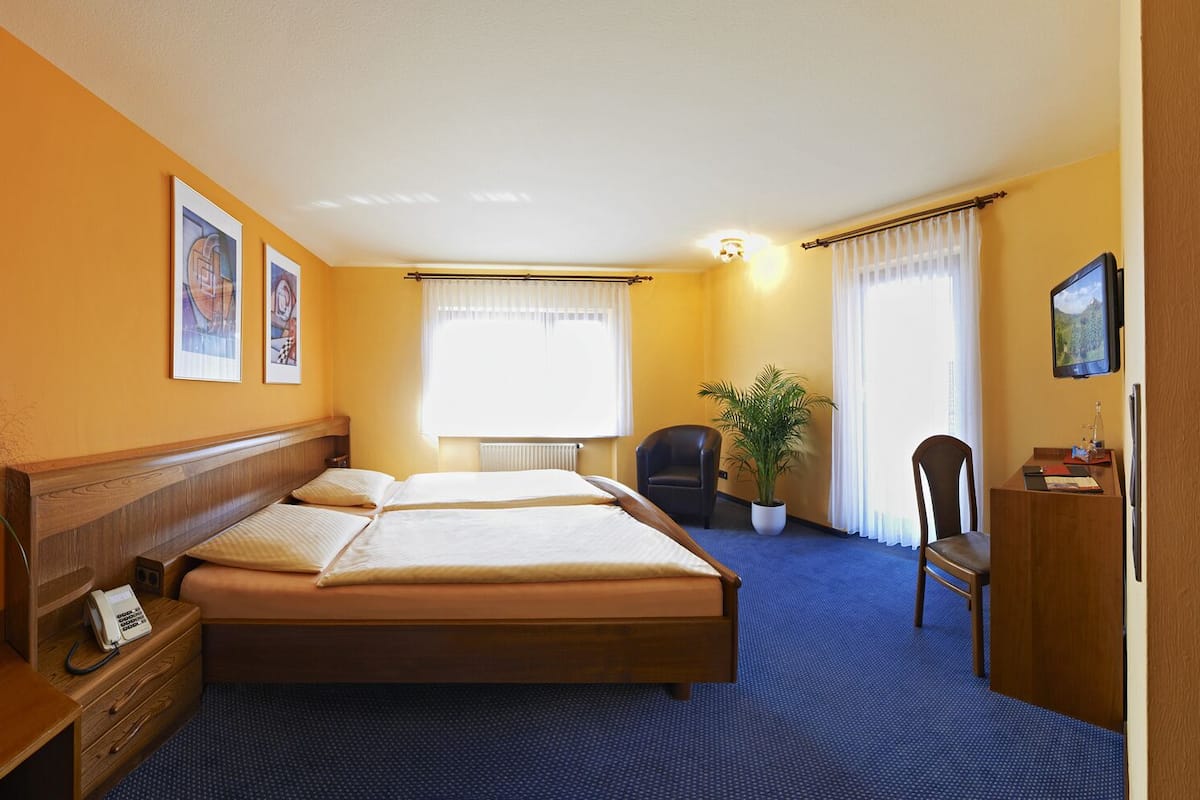 economy double room | desk, free wifi, bed sheets