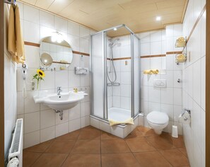 Escritorio, wifi gratis y ropa de cama 