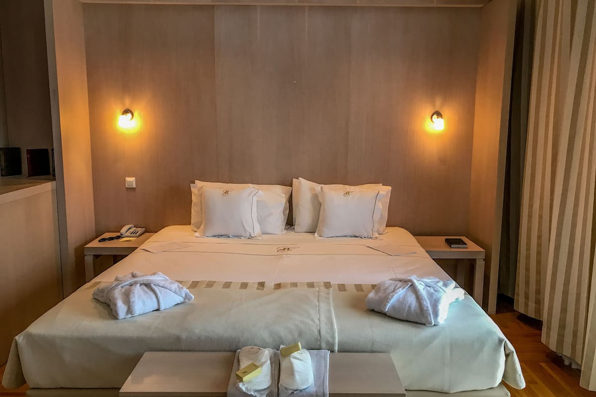 hypo-allergenic bedding, minibar, in-room safe, desk