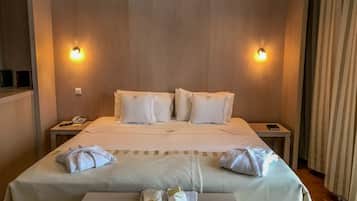 Hypo-allergenic bedding, minibar, in-room safe, desk