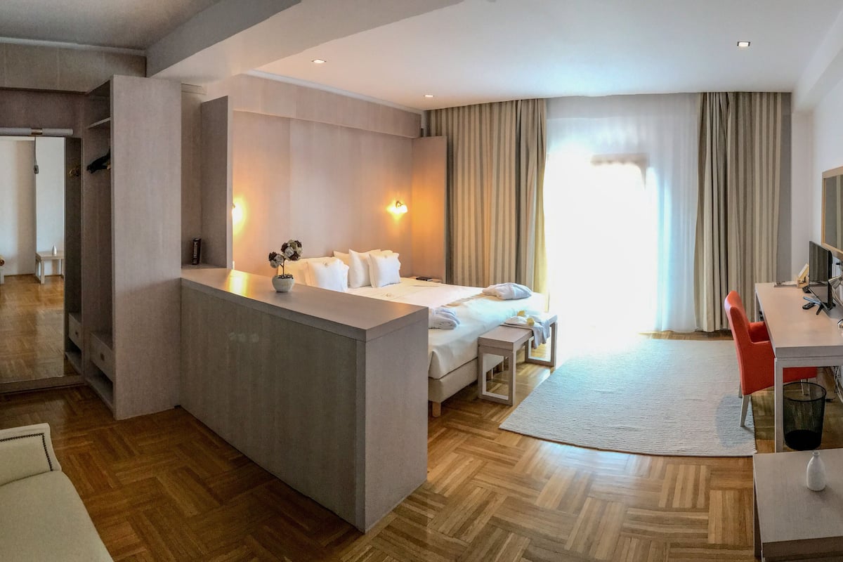 deluxe double room | hypo-allergenic bedding, minibar, in-room safe, desk