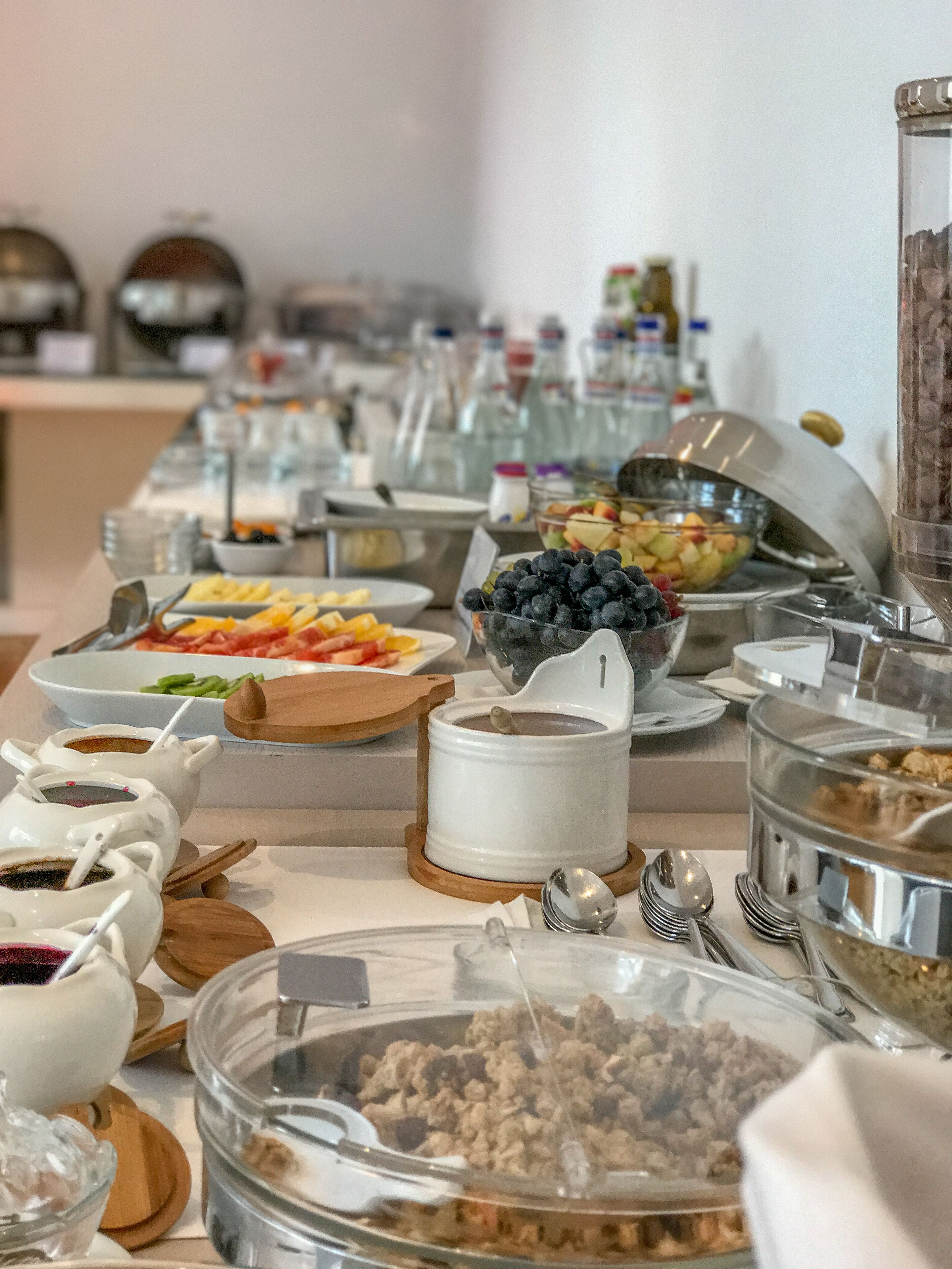 Un bufé con diversos alimentos y salsas.