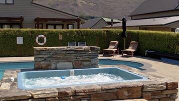 Bañera de hidromasaje al aire libre