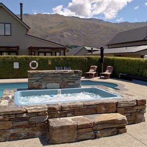 Outdoor spa tub - Wanaka Luxury Apartments (Wanaka)
