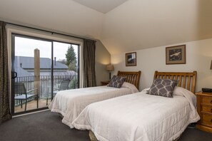 Select Comfort beds, desk, iron/ironing board, cots/infant beds - Wanaka Luxury Apartments (Wanaka)