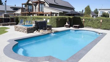 Piscine extérieure, parasols de plage, chaises longues