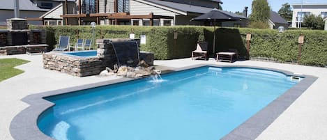 Piscine extérieure, parasols de plage, chaises longues
