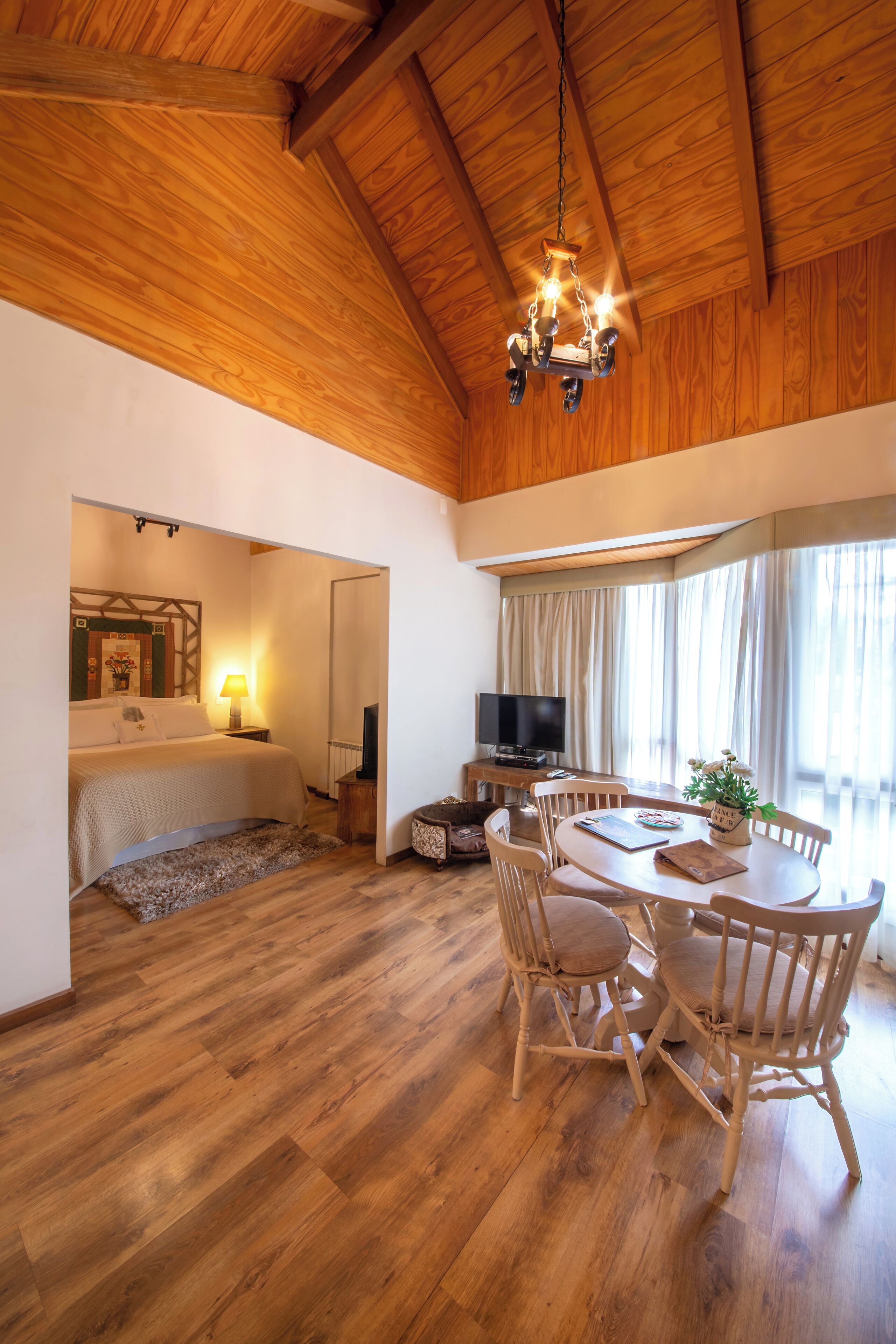 Minibar con artículos gratuitos y caja de seguridad en la habitación 