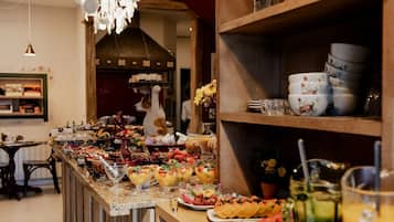 Café da manhã com buffet grátis todos os dias
