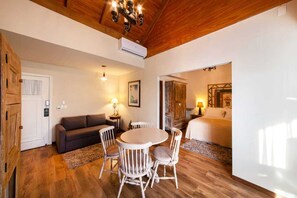 Free minibar, in-room safe, free WiFi, bed sheets - Hotel Petit Casa da Montanha (Gramado)