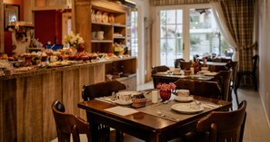 Free daily buffet breakfast - Hotel Petit Casa da Montanha (Gramado)