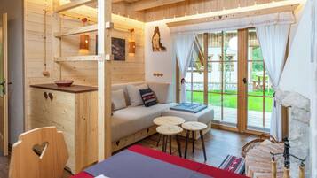 Chalet PRSIVEC with Mountain - River view, Fireplace and Sauna | 起居區 | 80-公分平面電視、衛星頻道、電視