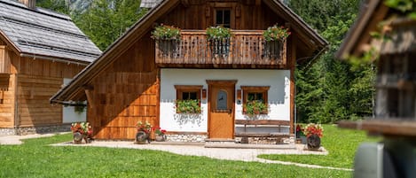 Chalet ZLATOROG with Mountain - River view, Fireplace and Sauna | Individueel gedecoreerd, individueel gemeubileerd, een bureau