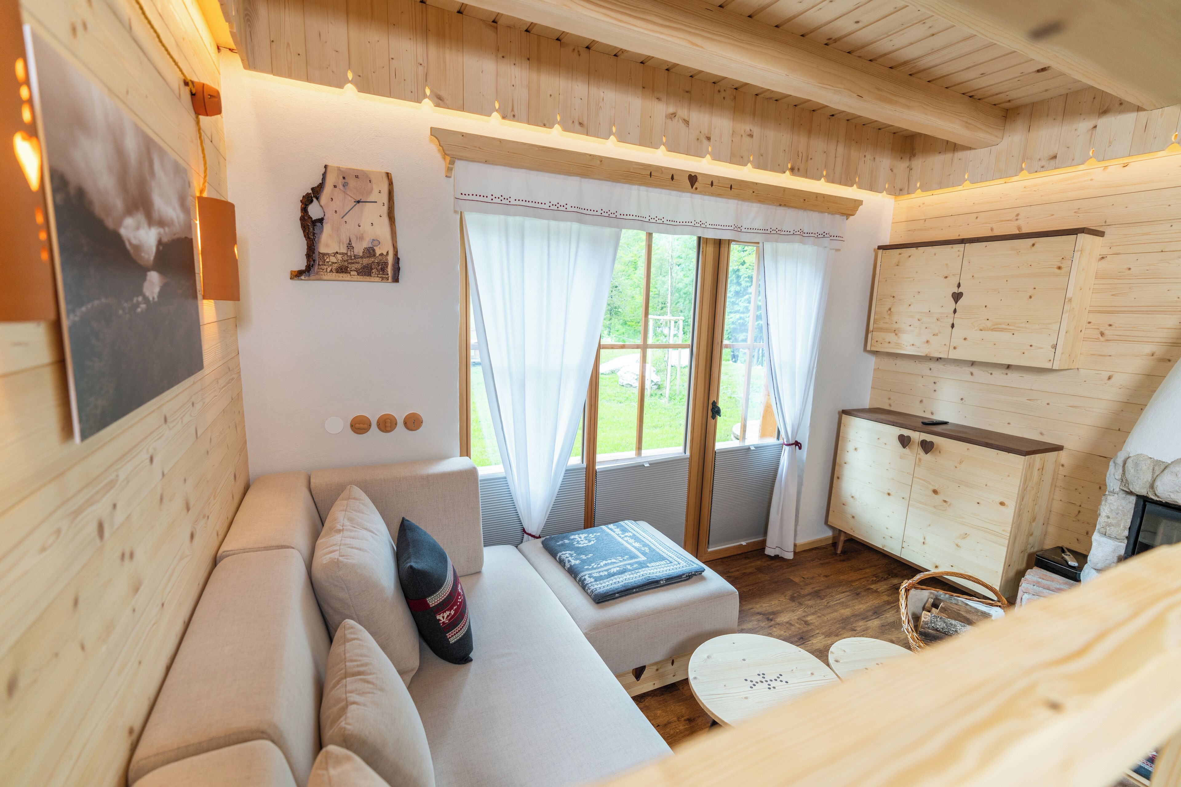 Una habitación acogedora con sofá, una mesita y un armario.