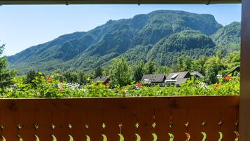 Panorama di un paesaggio montano con case e vegetazione.