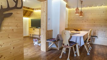A5 - Duplex Three-Bedroom Apartment with Balcony and Fireplace | Servicio a la habitación