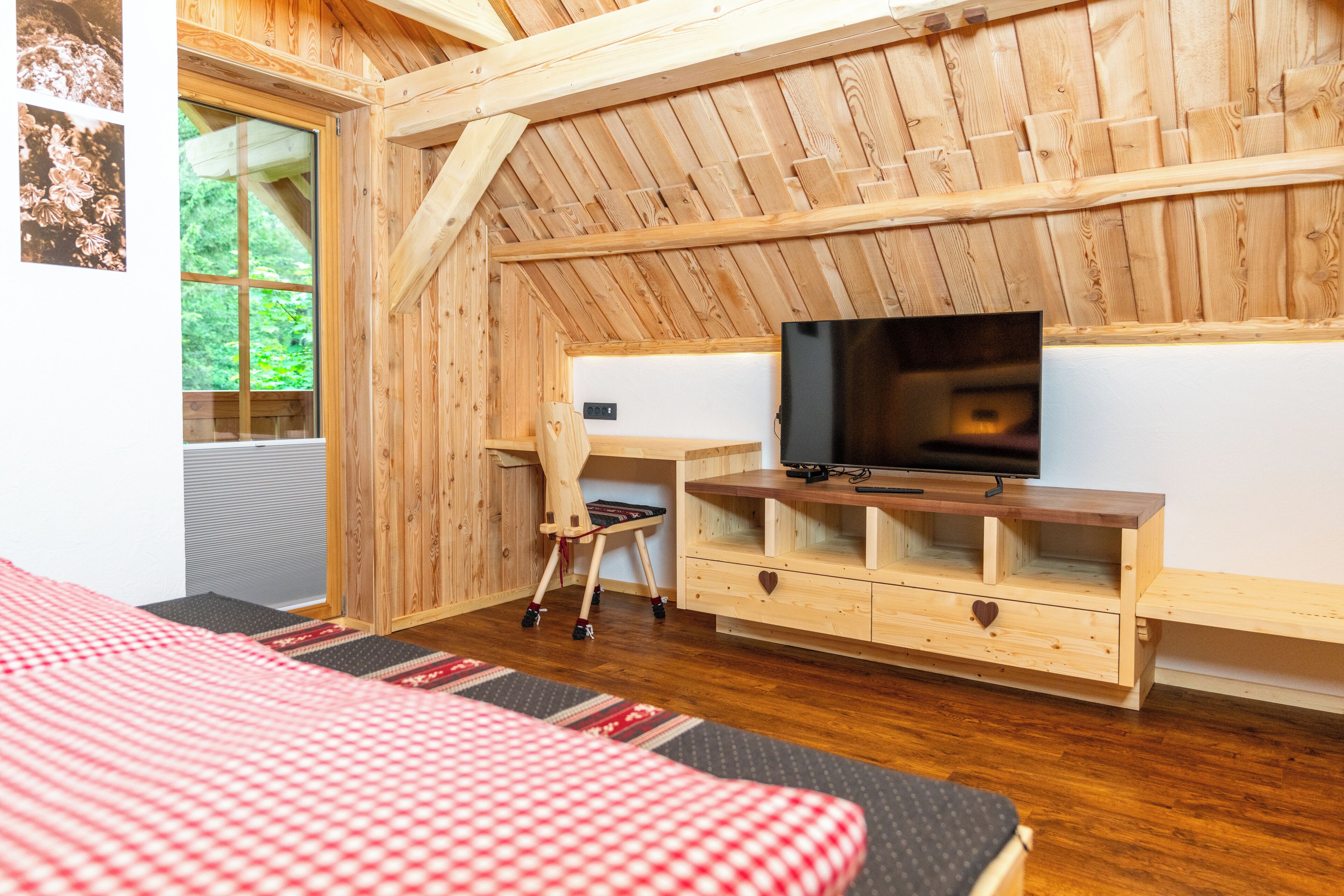 Chalet PRSIVEC with Mountain - River view, Fireplace and Sauna | Ayrı ayrı dekore edilmiş, ayrı ayrı döşenmiş, masa 