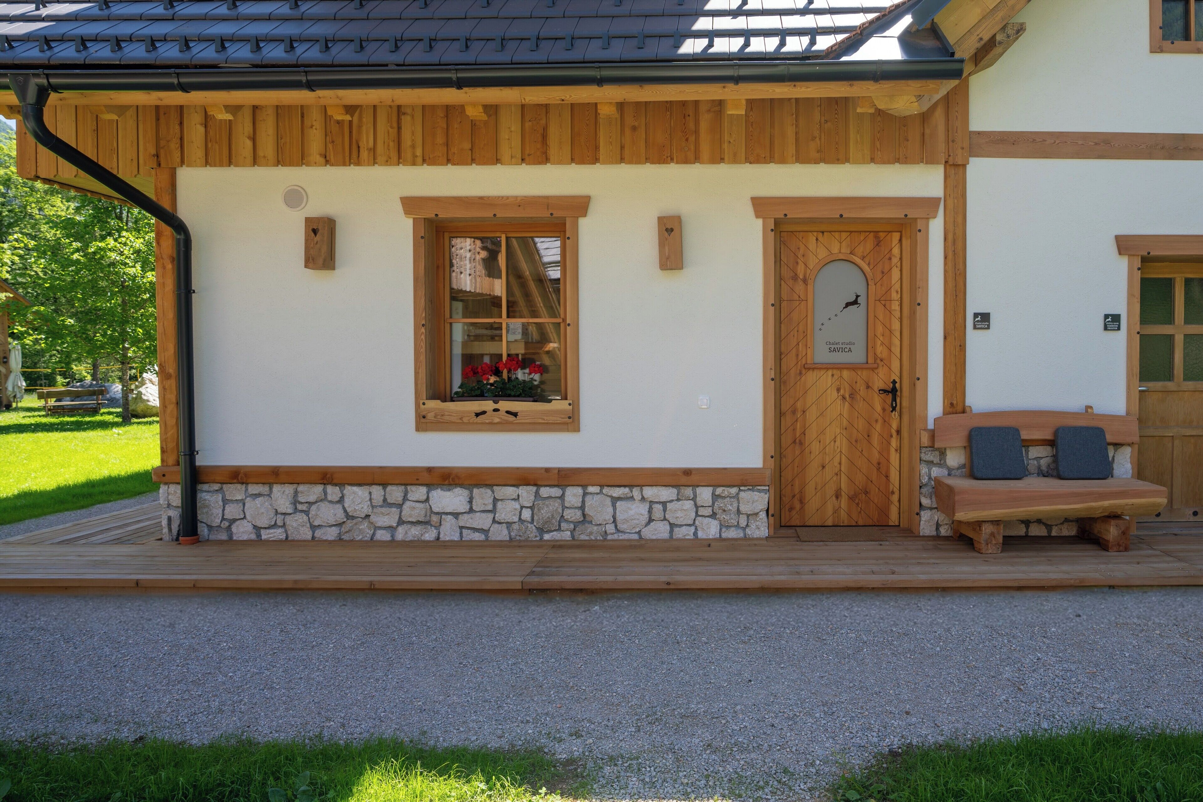 Chalet Studio SAVICA with Mountain - River View, Fireplace and Sauna | Trang trí khác biệt, trang bị nội thất với thiết kế riêng biệt 