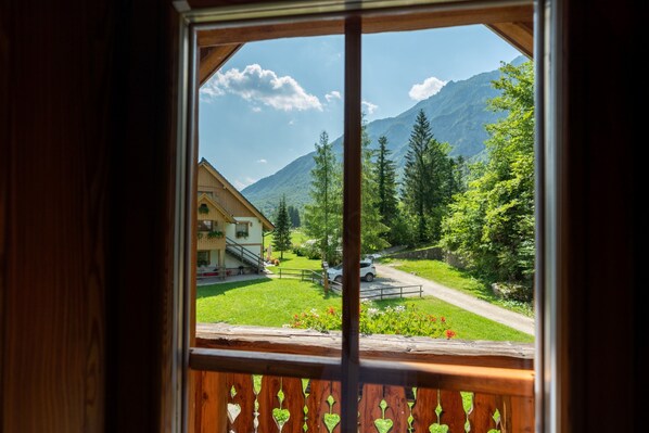 Chalet ZLATOROG with Mountain - River view, Fireplace and Sauna | Uitzicht op de bergen