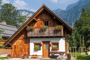 Chalet ZLATOROG with Mountain - River view, Fireplace and Sauna | Yksilöllisesti sisustettu, yksilöllisesti kalustettu