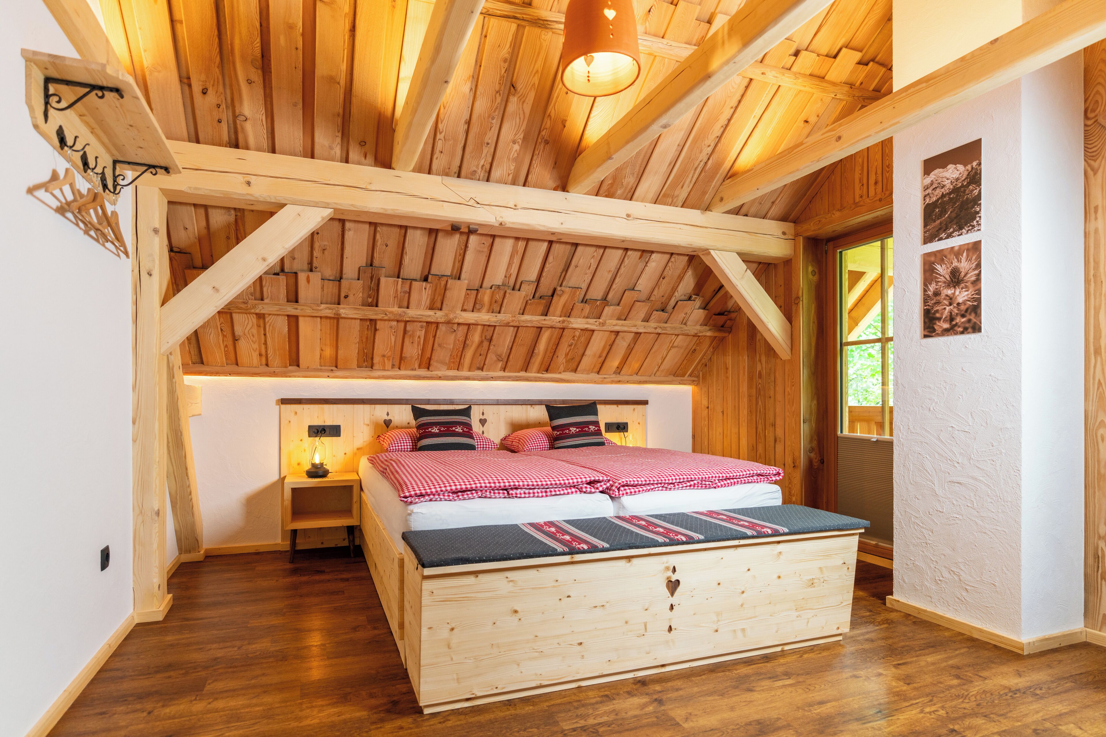 Chalet RAVBSIC with Mountain - River view, Fireplace and Sauna | 獨特設計、獨特裝修、書桌、手提電腦工作空間