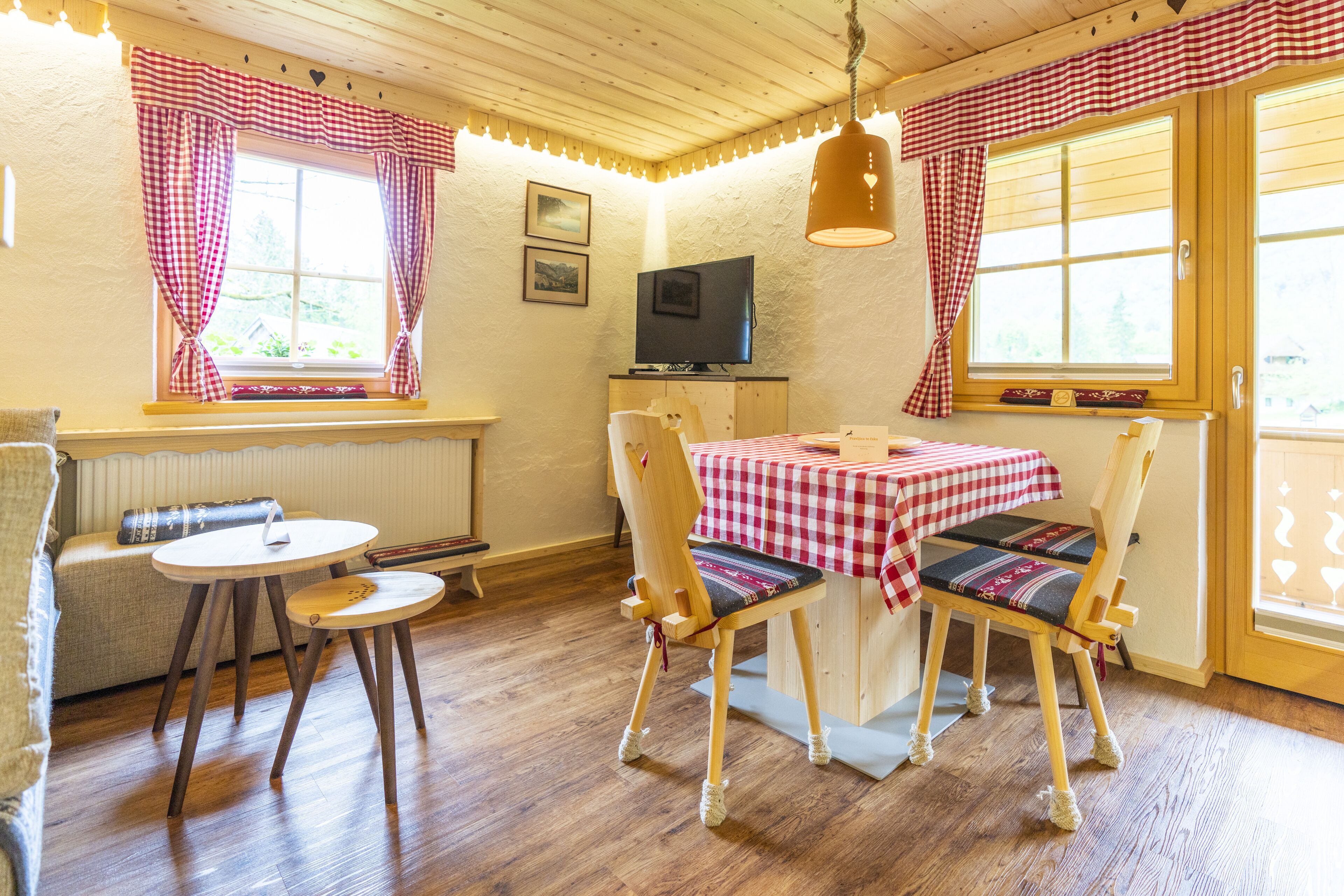 A2 - Deluxe Duplex One-Bedroom Apartment with Balcony | Dining room